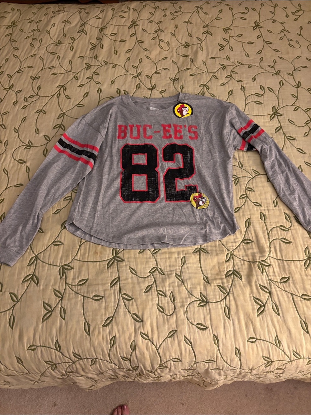Buc-ee's Women's Gray Long-Sleeve Graphic Tee — 82 Football Style